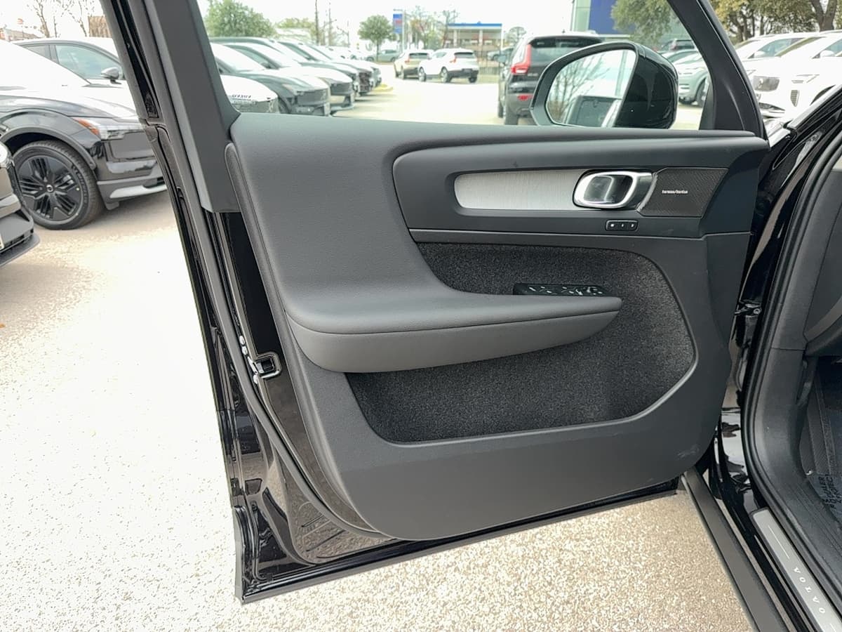 2026 Volvo XC40 - Image 10