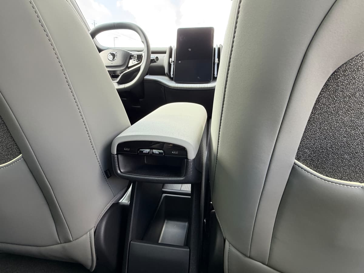 2026 Volvo EX30 - Image 11