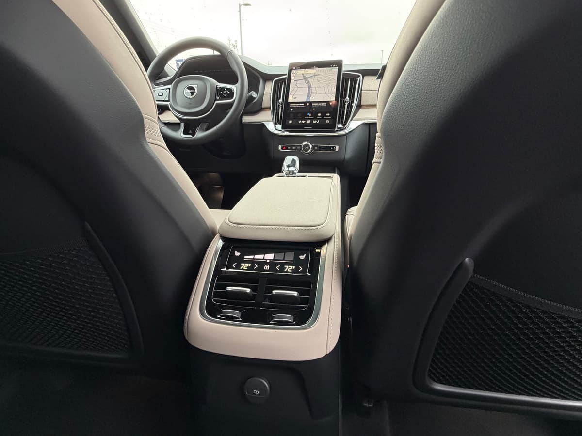 2026 Volvo XC90 plug-in hybrid - Image 12