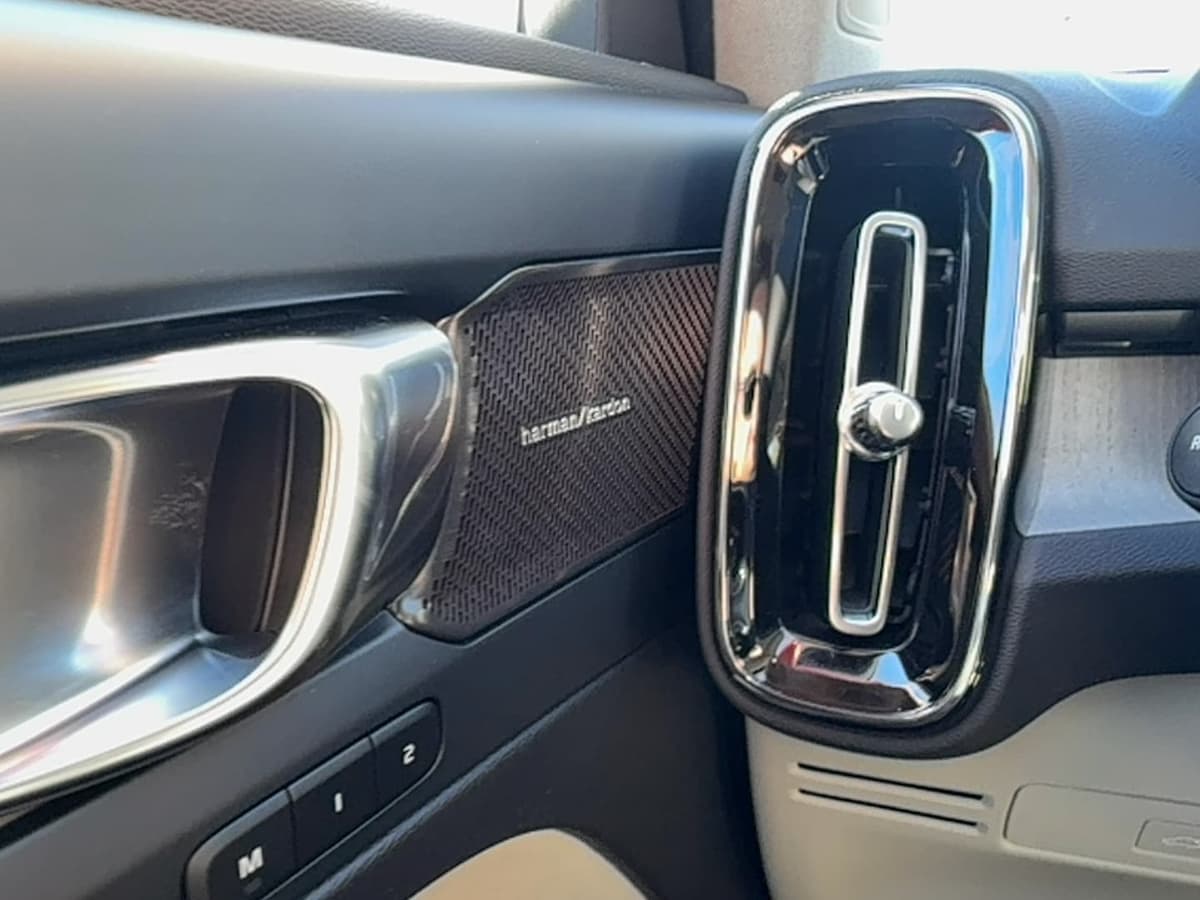 2026 Volvo XC40 - Image 18