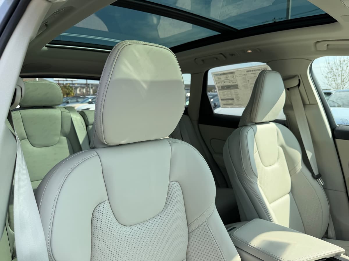 2026 Volvo XC60 plug-in hybrid - Image 9