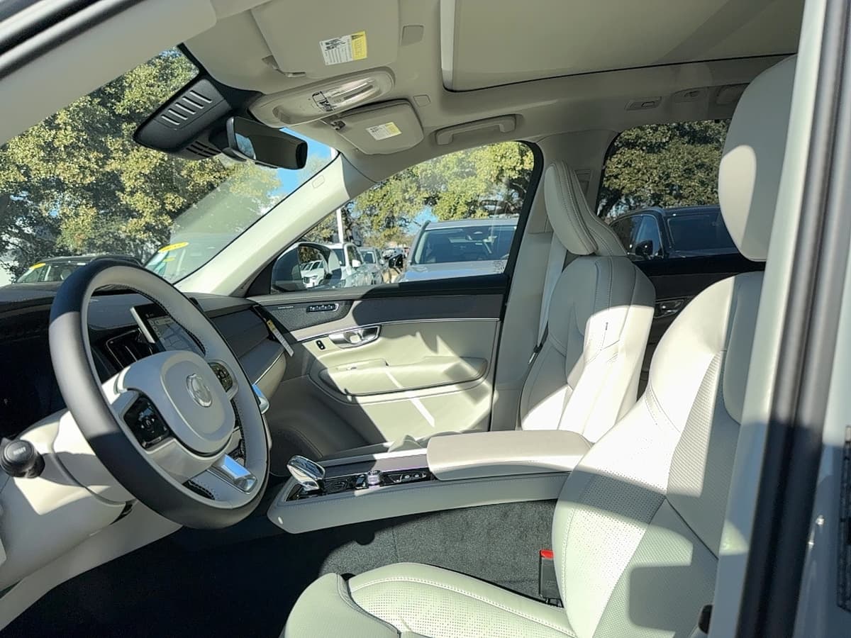 2026 Volvo XC90 plug-in hybrid - Image 10