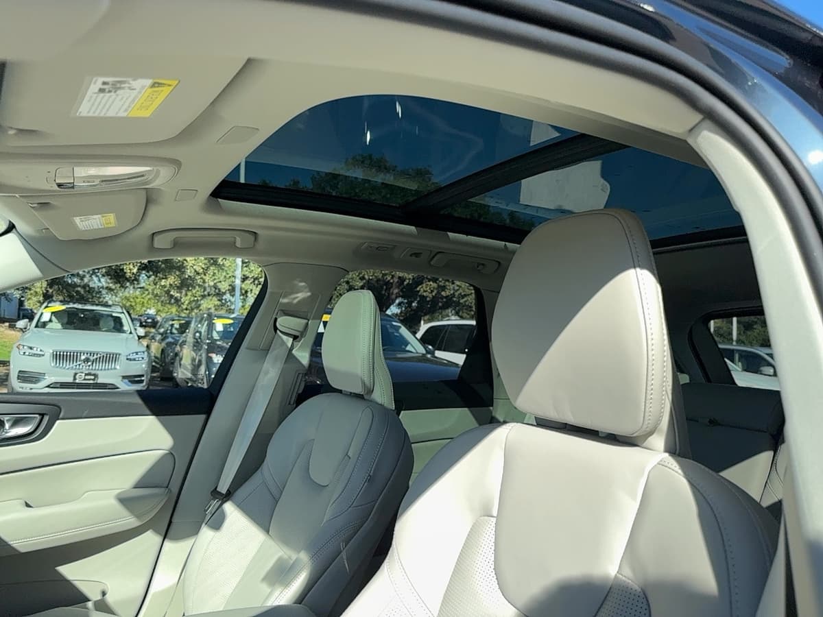 2026 Volvo XC60 - Image 13