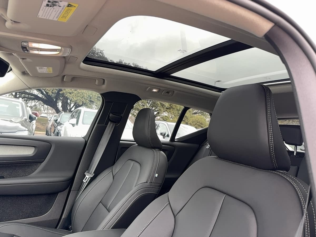 2026 Volvo XC40 - Image 12