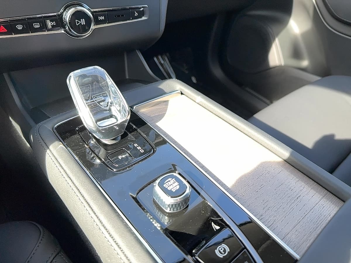 2025 Volvo XC90 plug-in hybrid - Image 24