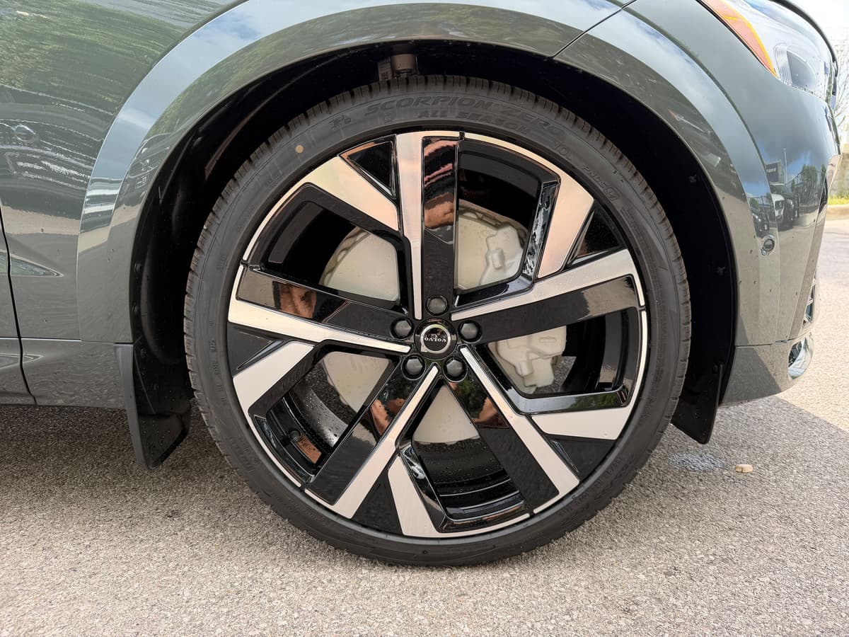 2026 Volvo XC60 plug-in hybrid - Image 7