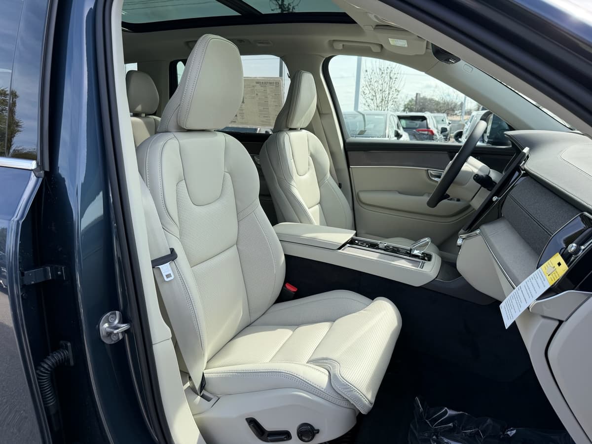 2026 Volvo XC90 plug-in hybrid - Image 8