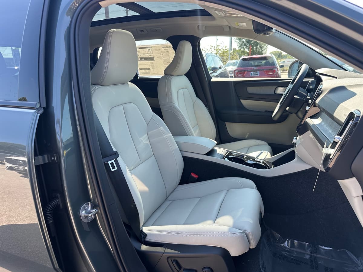 2026 Volvo XC40 - Image 8