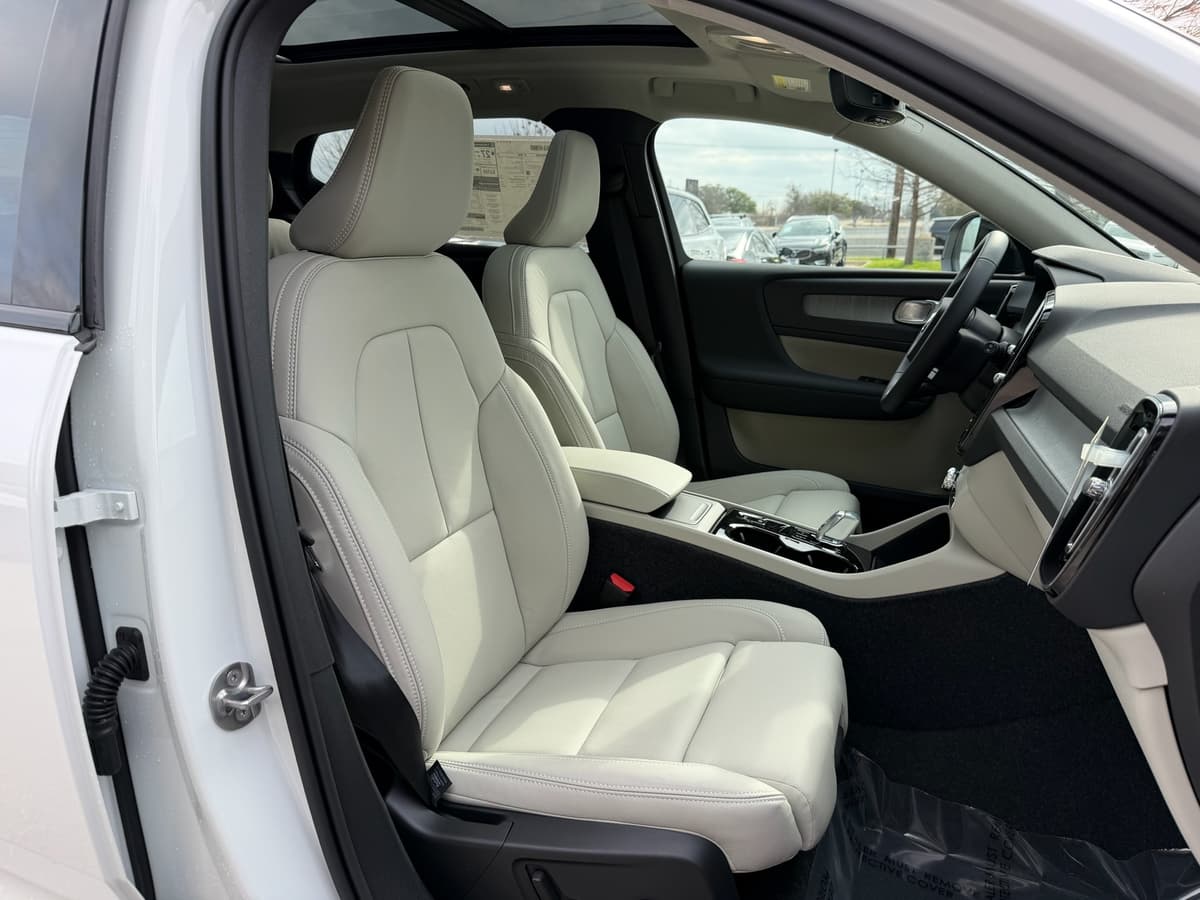 2026 Volvo XC40 - Image 8
