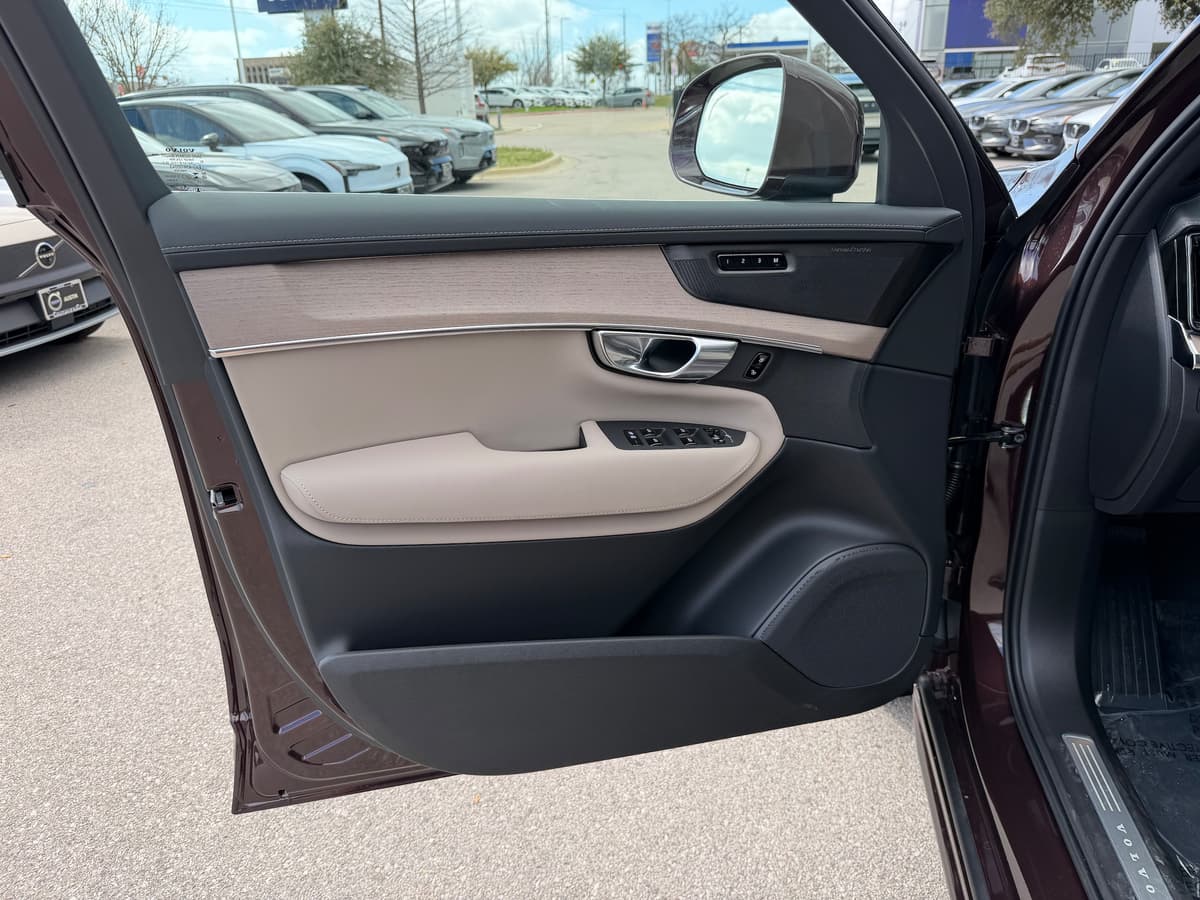 2026 Volvo XC90 plug-in hybrid - Image 18