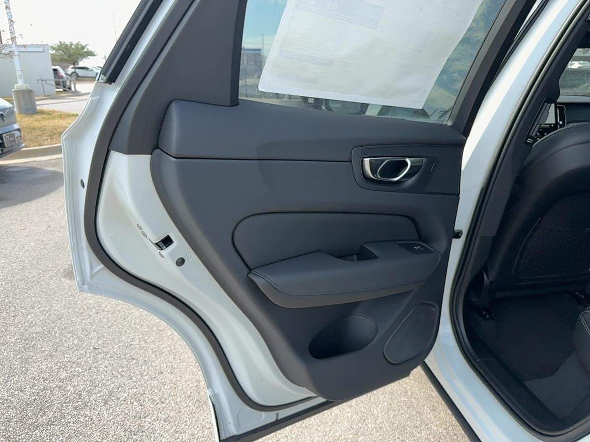 2026 Volvo XC60 - Image 13