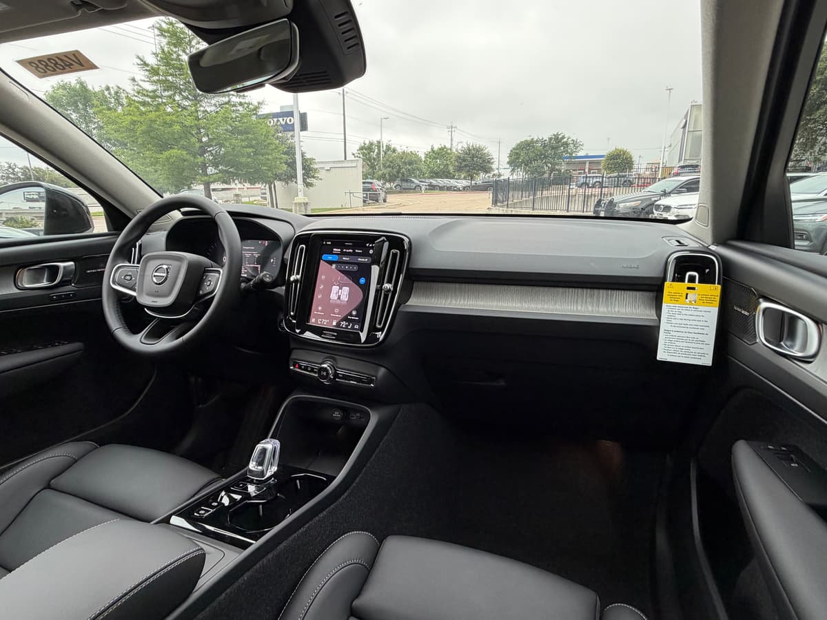 2026 Volvo XC40 - Image 9