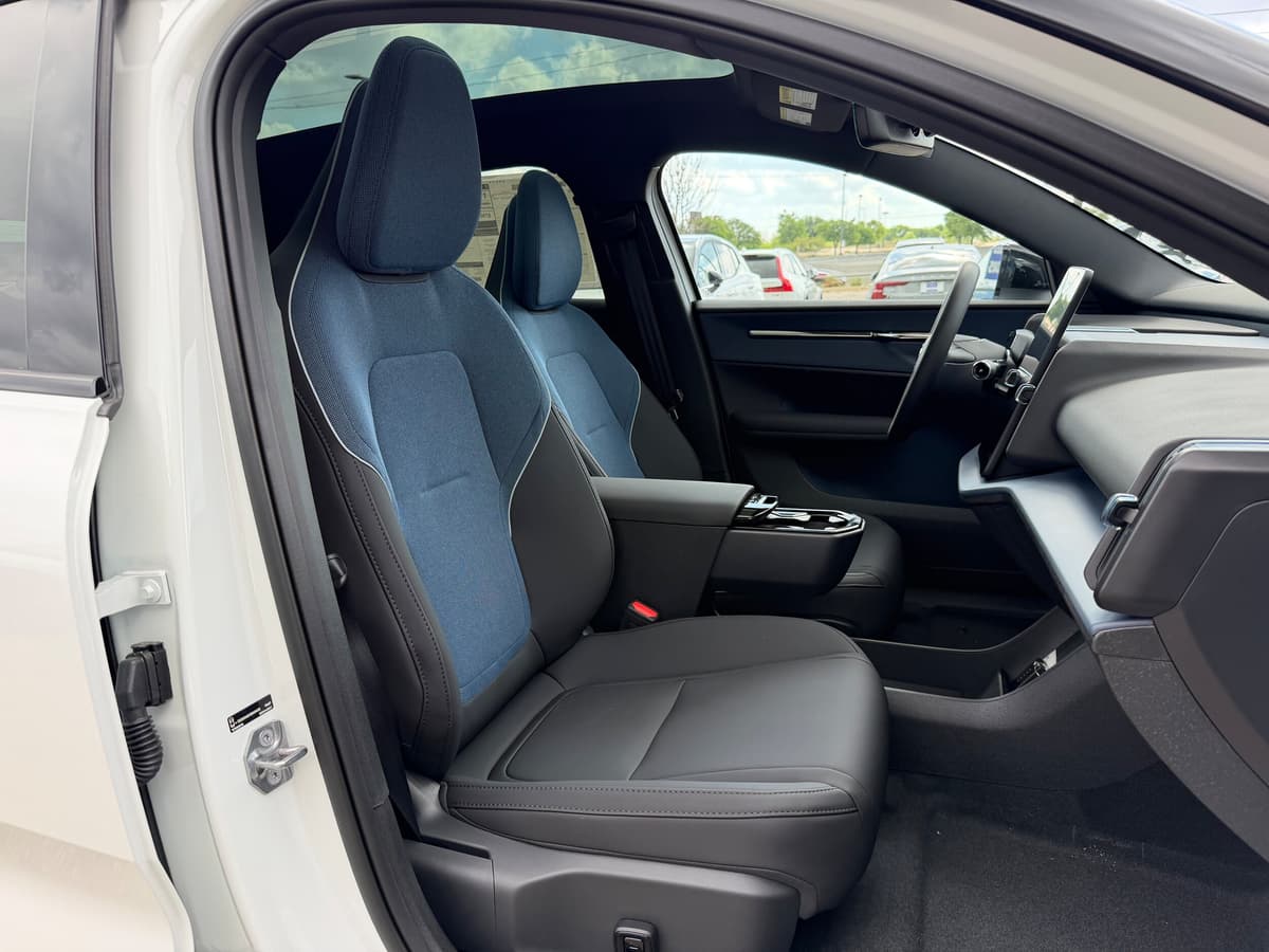 2026 Volvo EX30 - Image 8