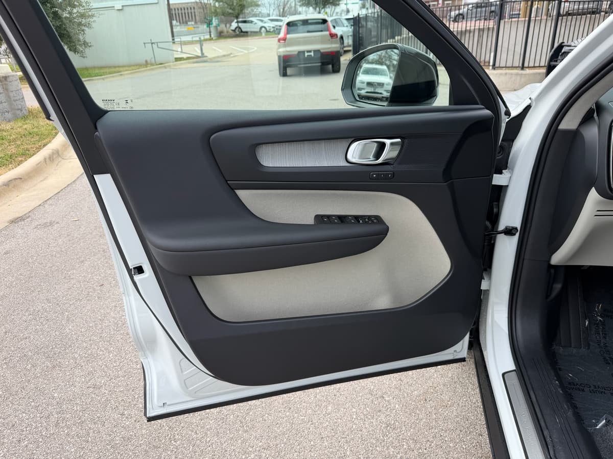 2026 Volvo XC40 - Image 16