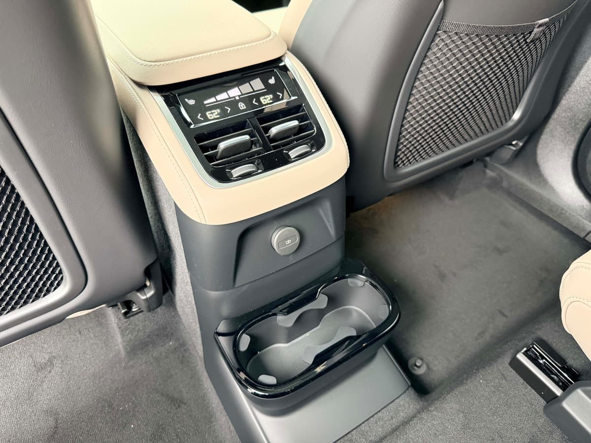 2026 Volvo XC90 plug-in hybrid - Image 16