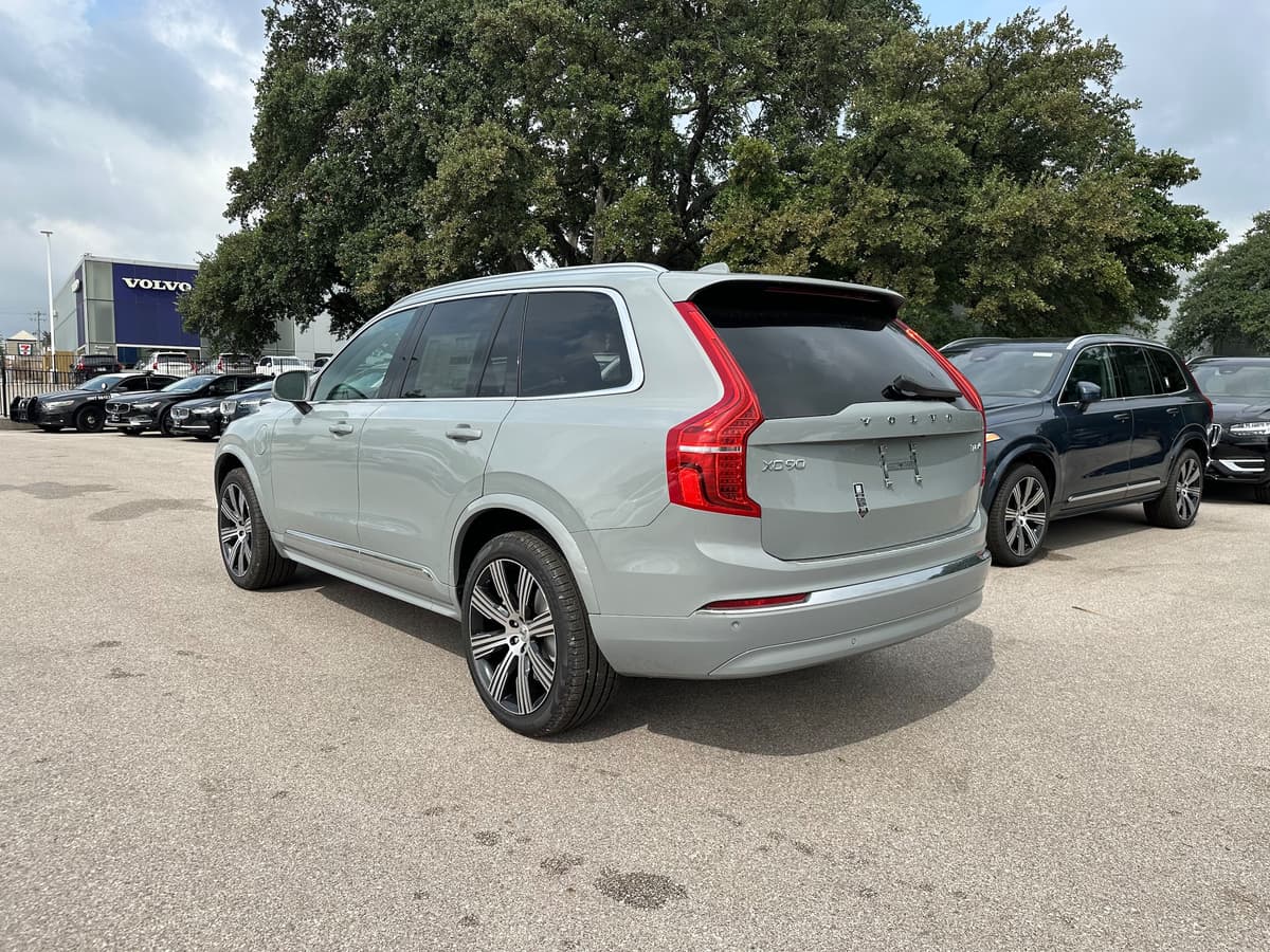 2025 Volvo XC90 plug-in hybrid - Image 4