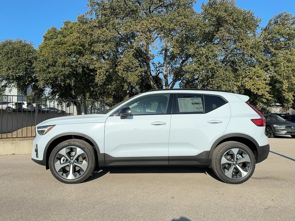 2026 Volvo XC40 - Image 2