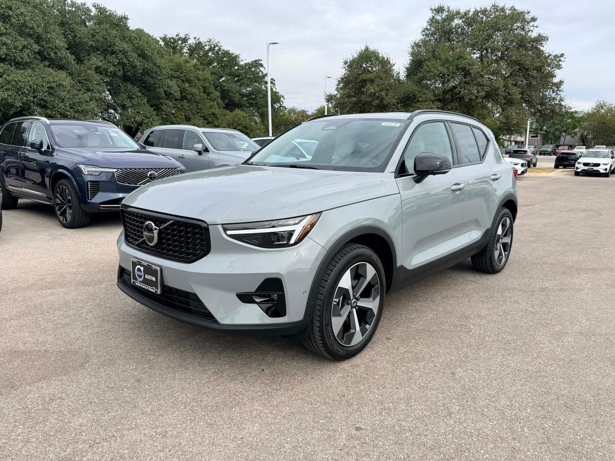 2026 Volvo XC40 - Image 2