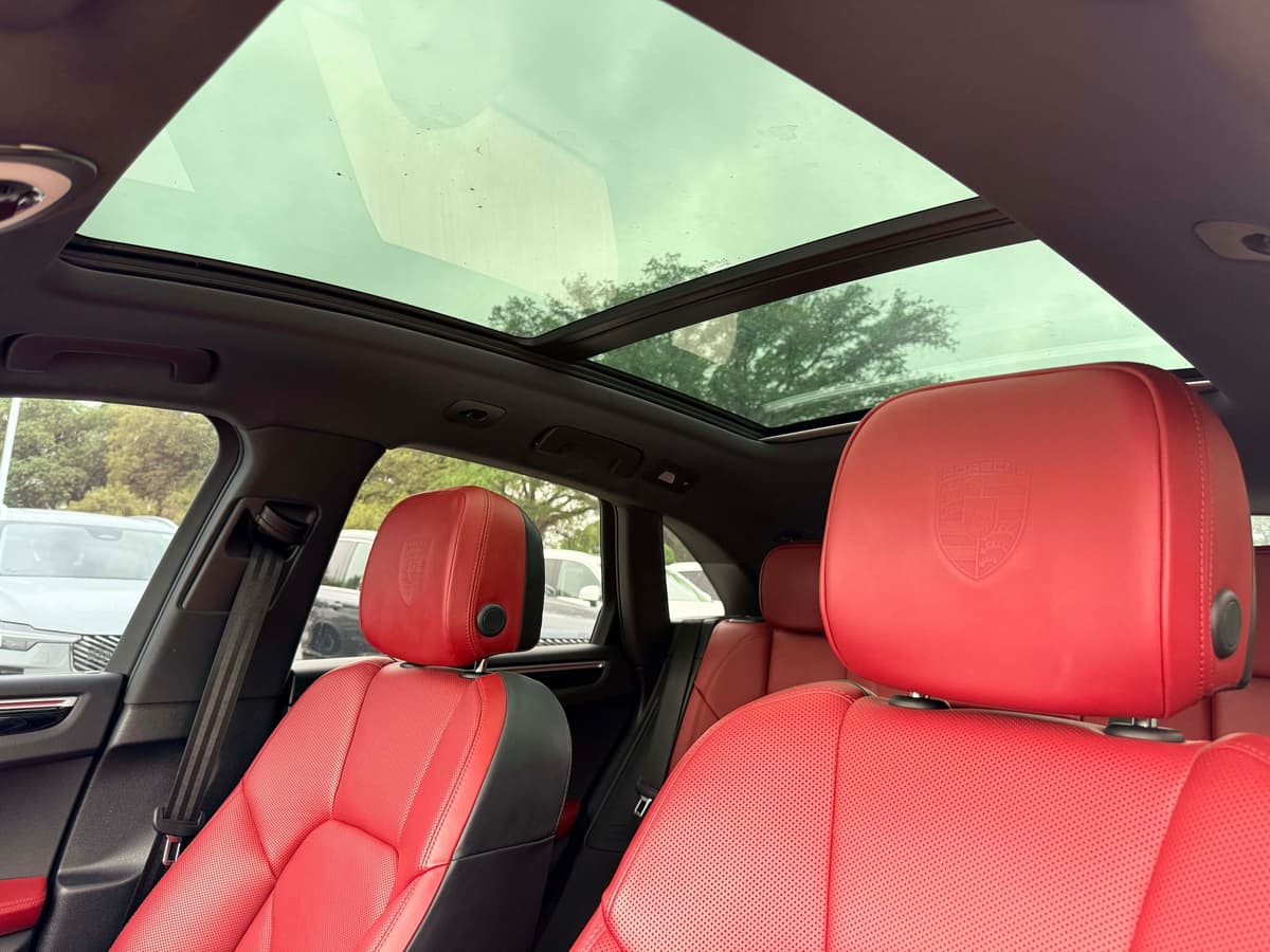 2023 Porsche Macan - Image 12