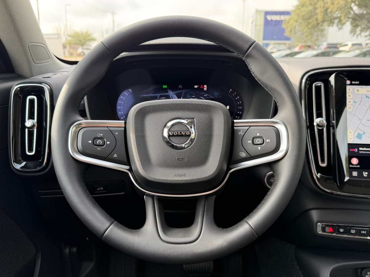 2026 Volvo XC40 - Image 14