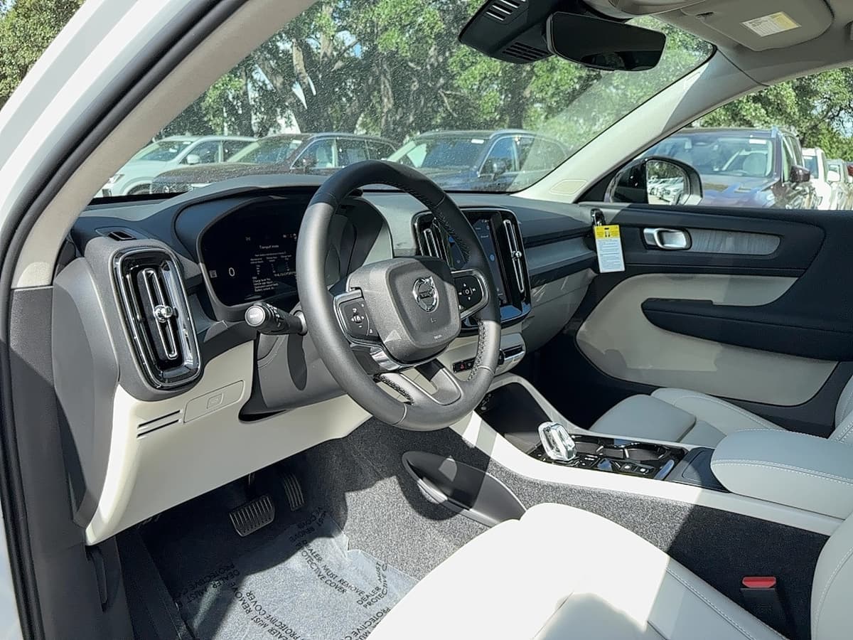 2026 Volvo XC40 - Image 14