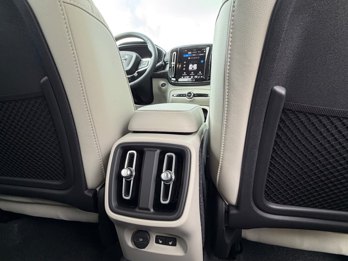 2026 Volvo XC40 - Image 11