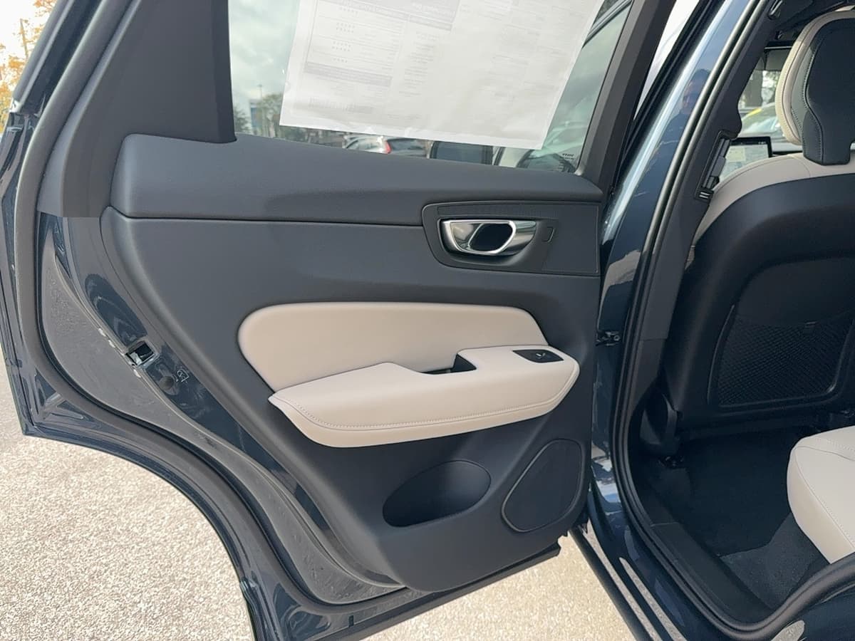 2026 Volvo XC60 - Image 13