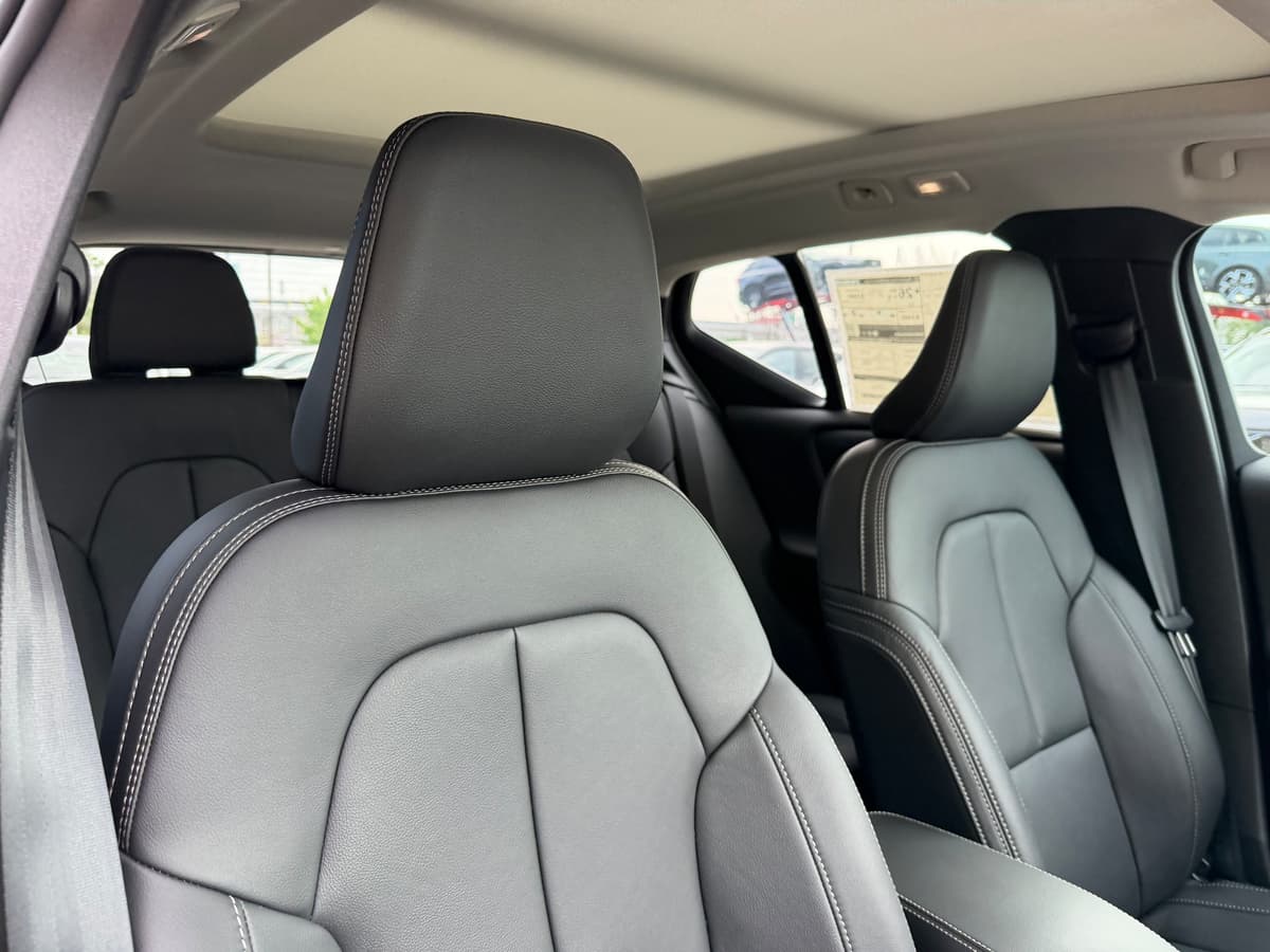 2026 Volvo XC40 - Image 9