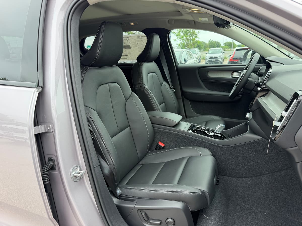 2026 Volvo XC40 - Image 7