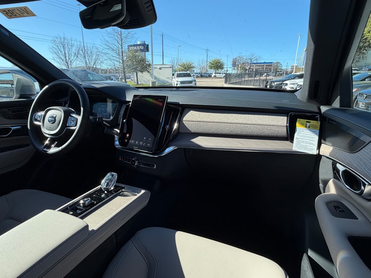 2026 Volvo XC90 plug-in hybrid - Image 11