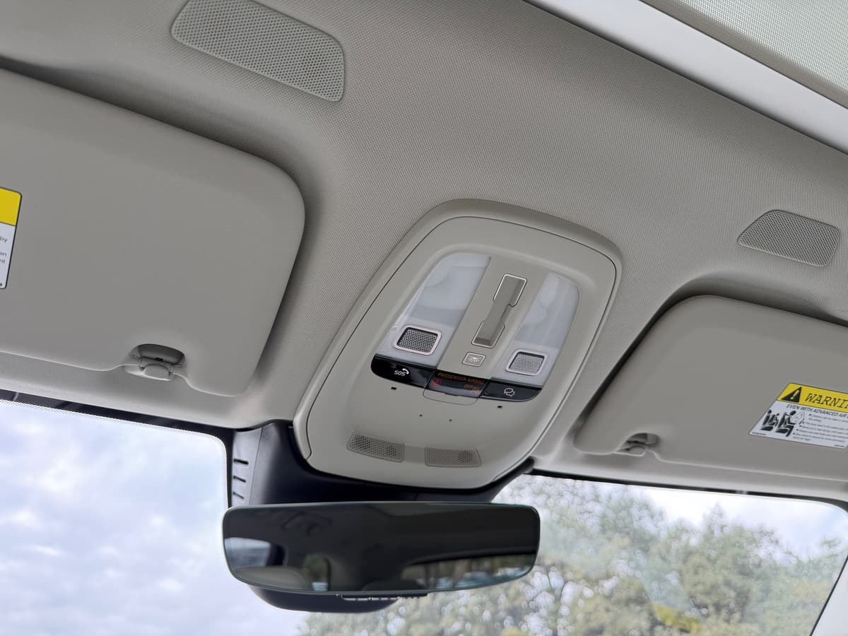 2026 Volvo XC60 plug-in hybrid - Image 16