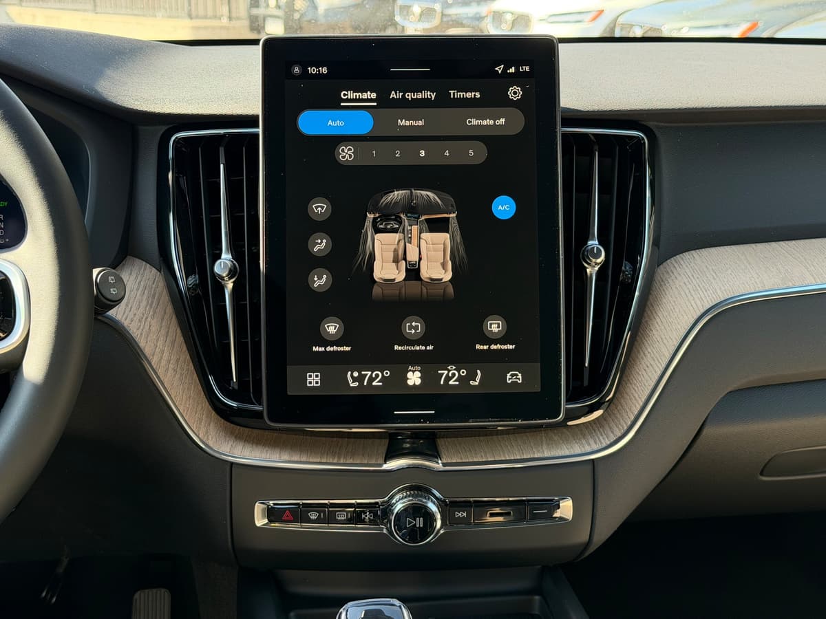 2026 Volvo XC60 plug-in hybrid - Image 10