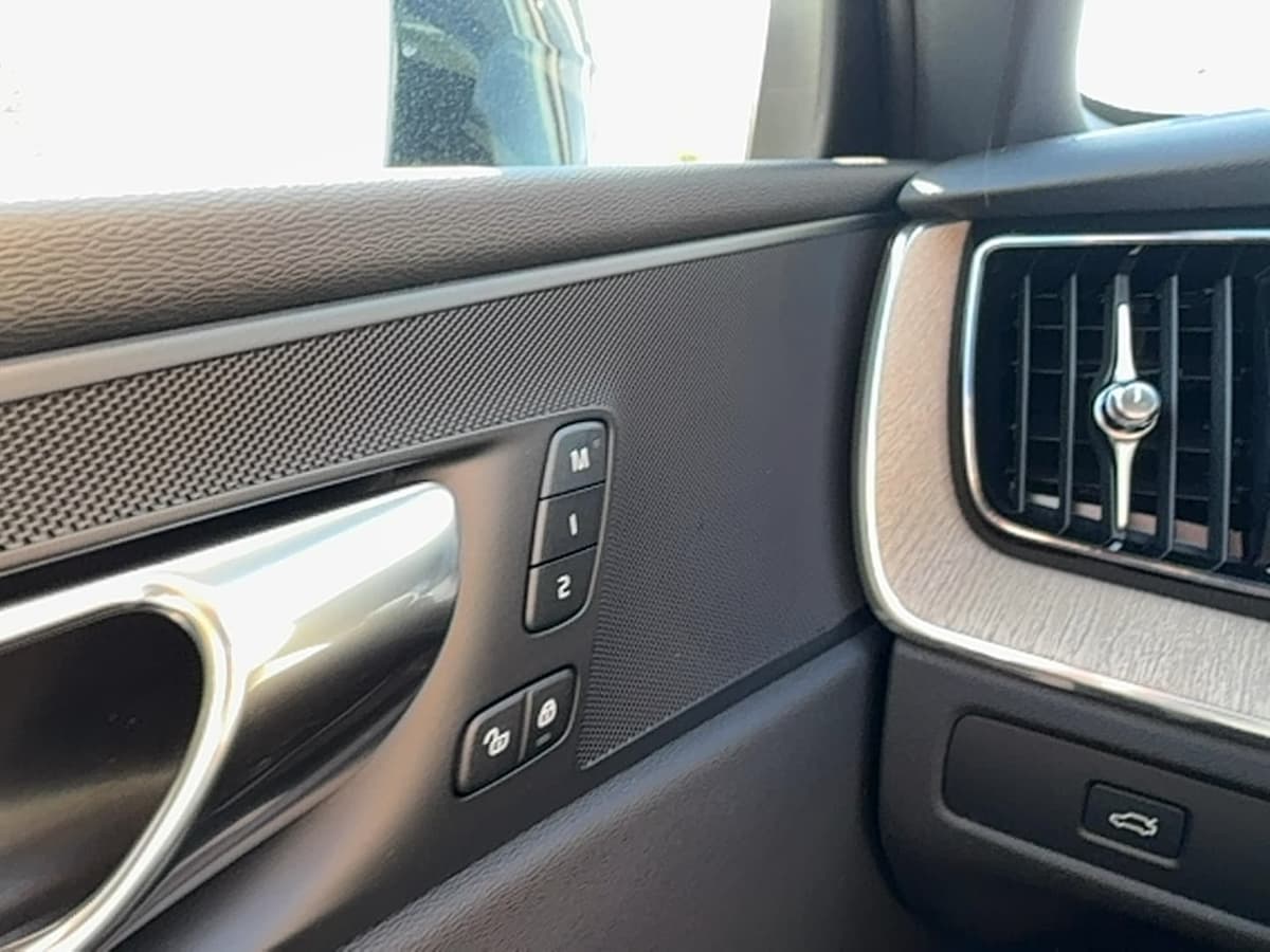 2026 Volvo XC60 - Image 17