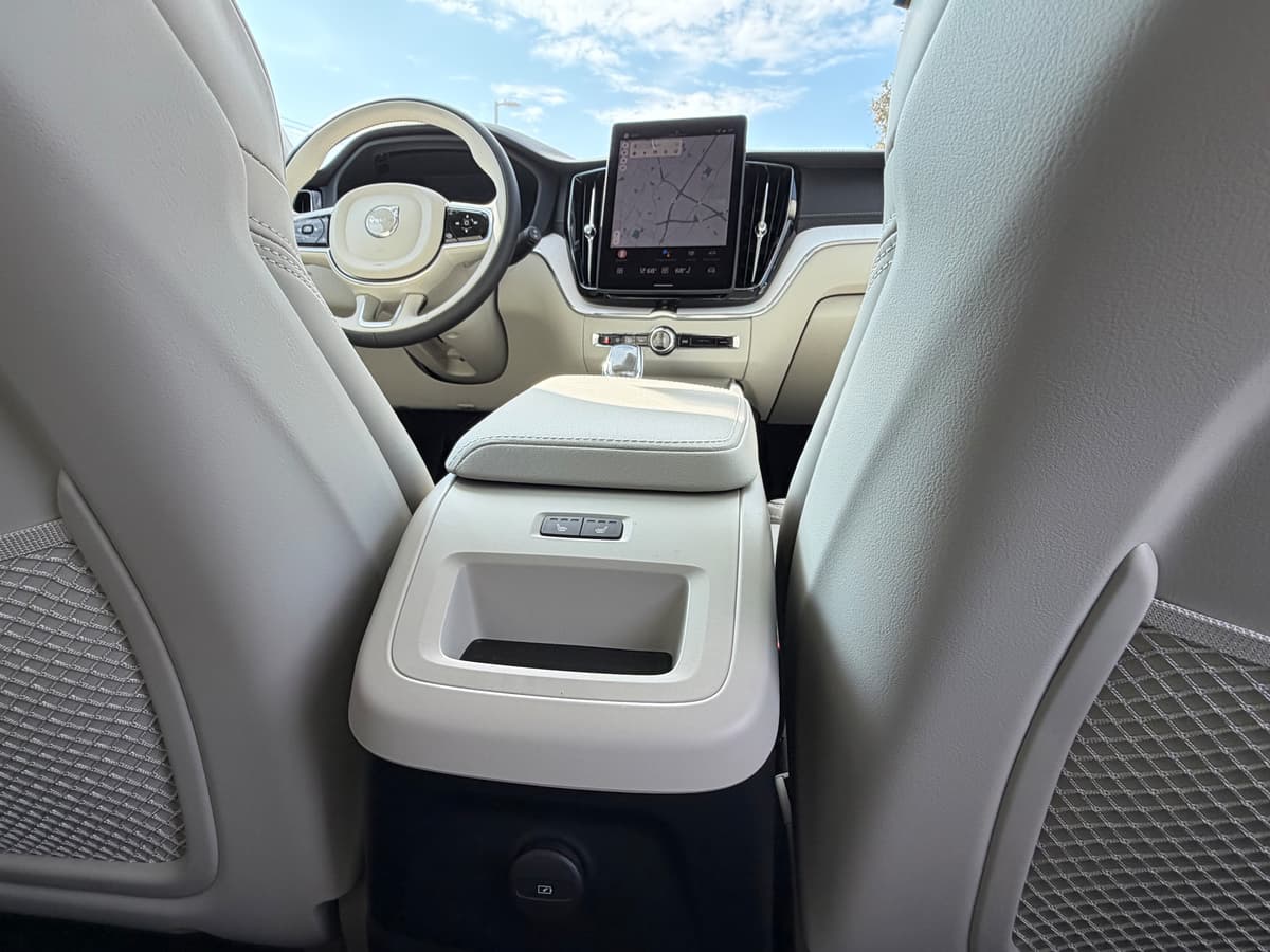 2026 Volvo XC60 plug-in hybrid - Image 11