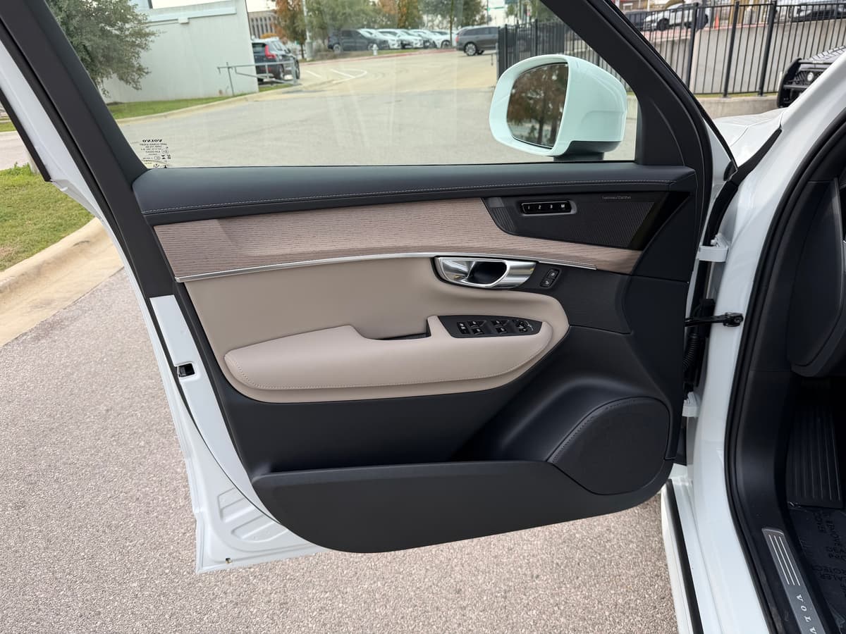 2026 Volvo XC90 plug-in hybrid - Image 17