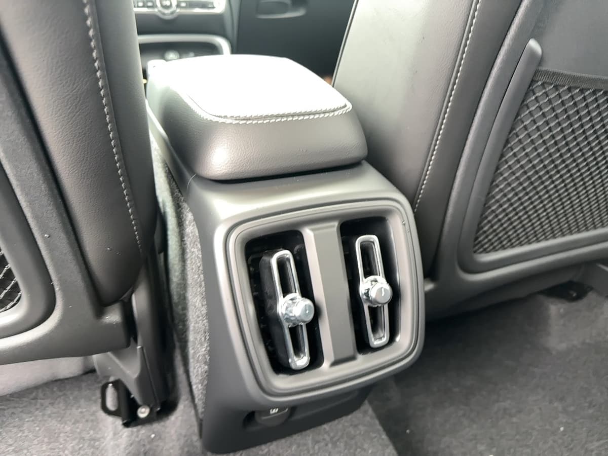 2025 Volvo XC40 - Image 18