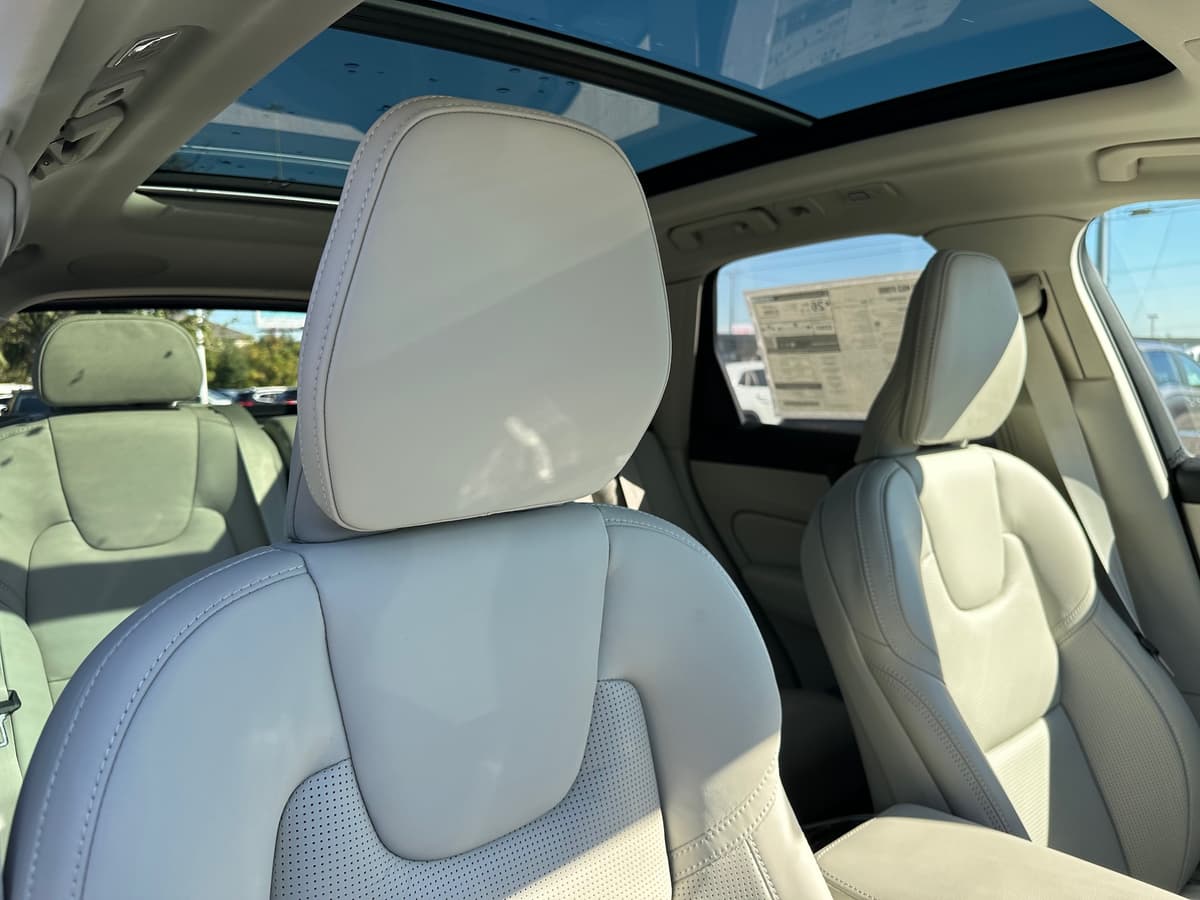 2026 Volvo XC60 - Image 9