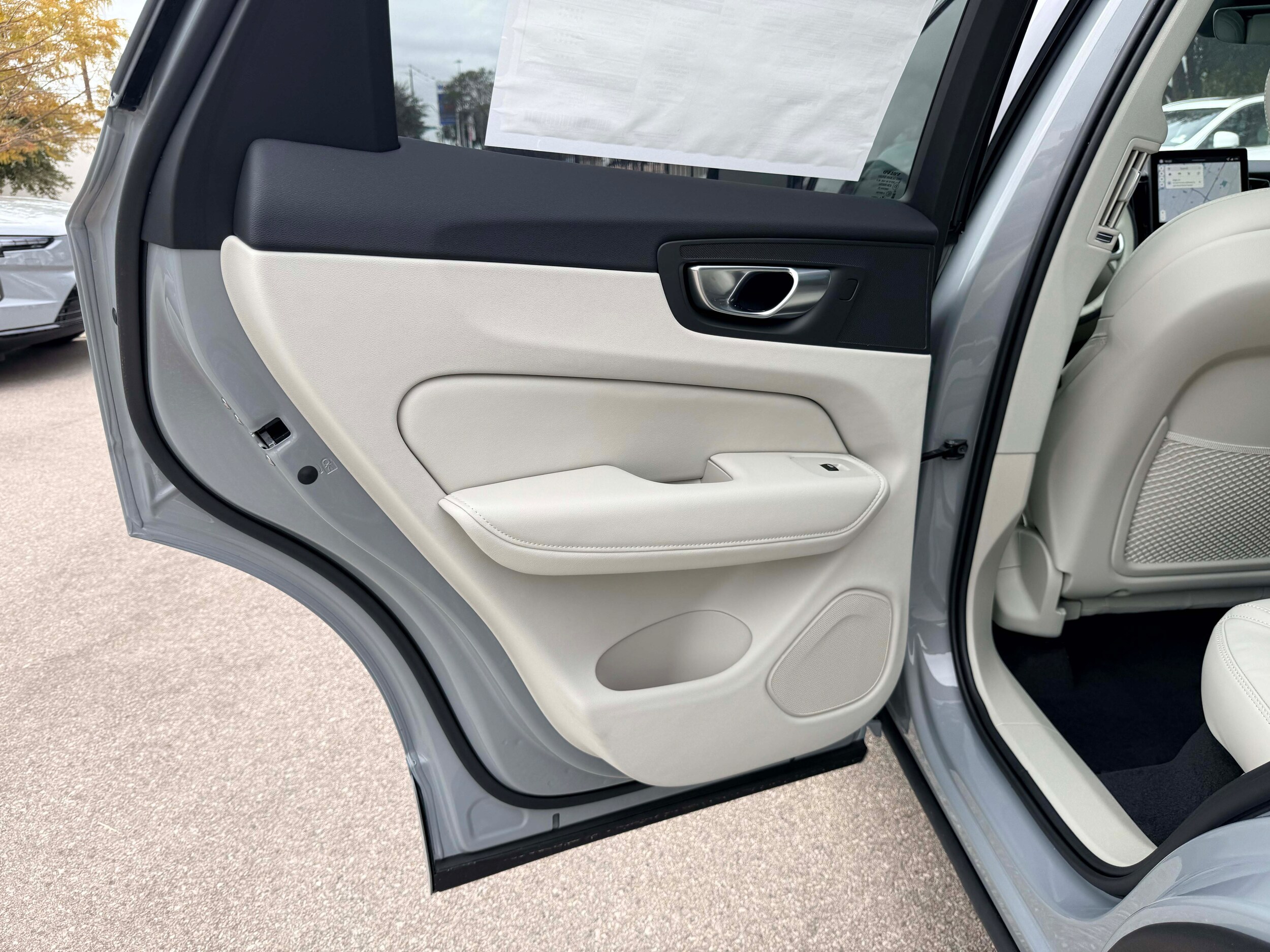 2026 Volvo XC60 - Image 14