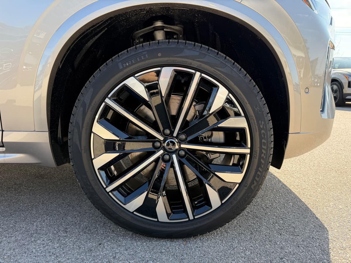 2026 Volvo XC90 plug-in hybrid - Image 7