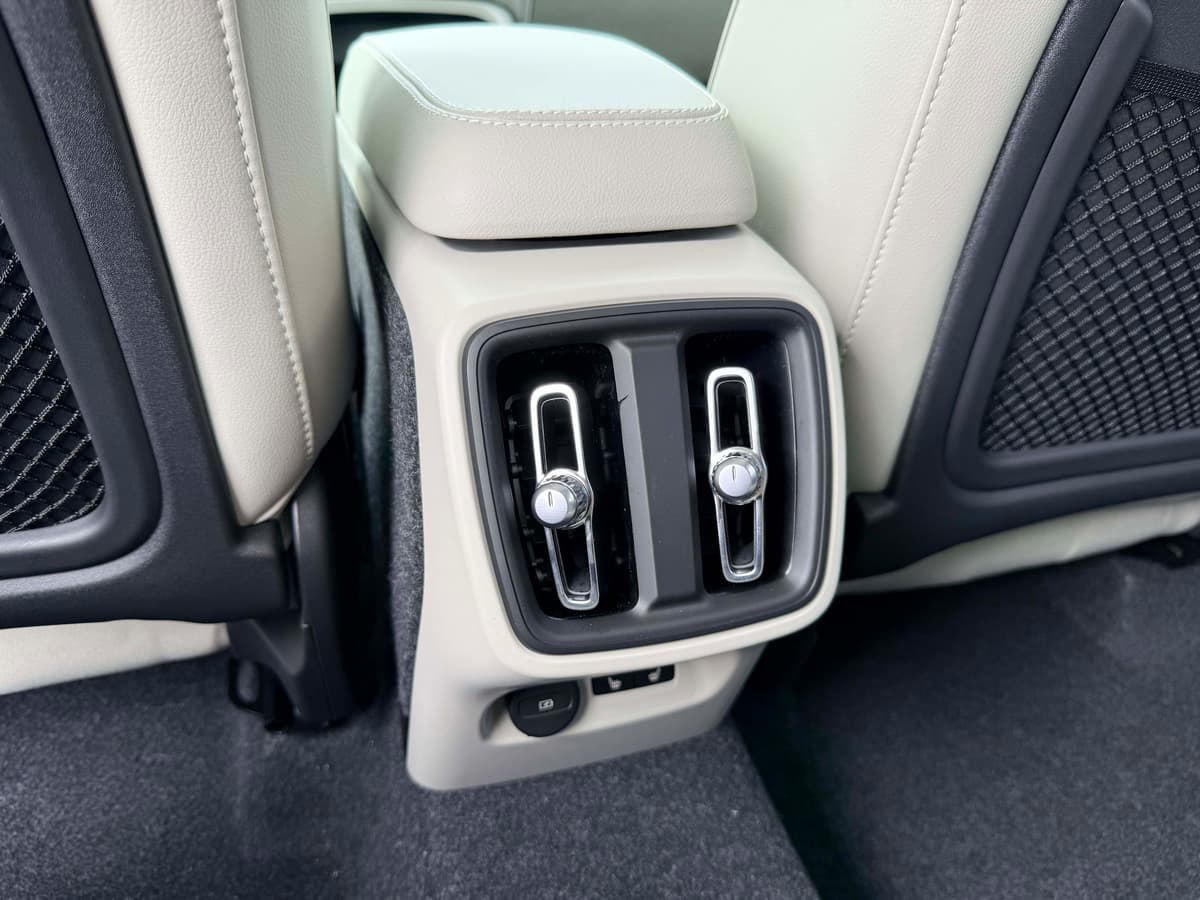 2026 Volvo XC40 - Image 16