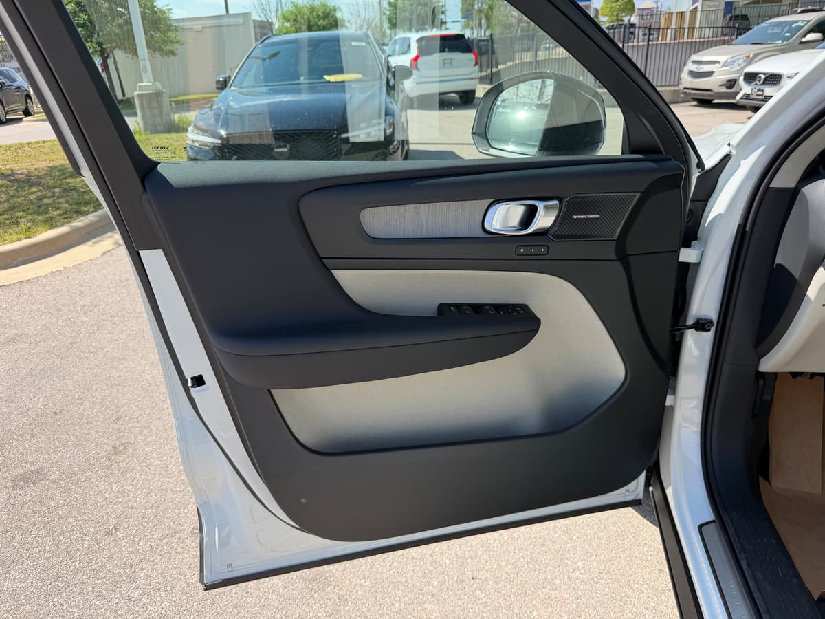 2026 Volvo XC40 - Image 17