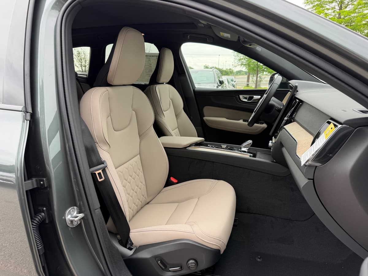 2026 Volvo XC60 - Image 8
