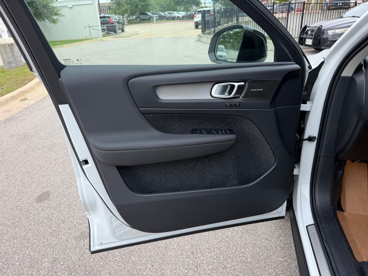 2026 Volvo XC40 - Image 16
