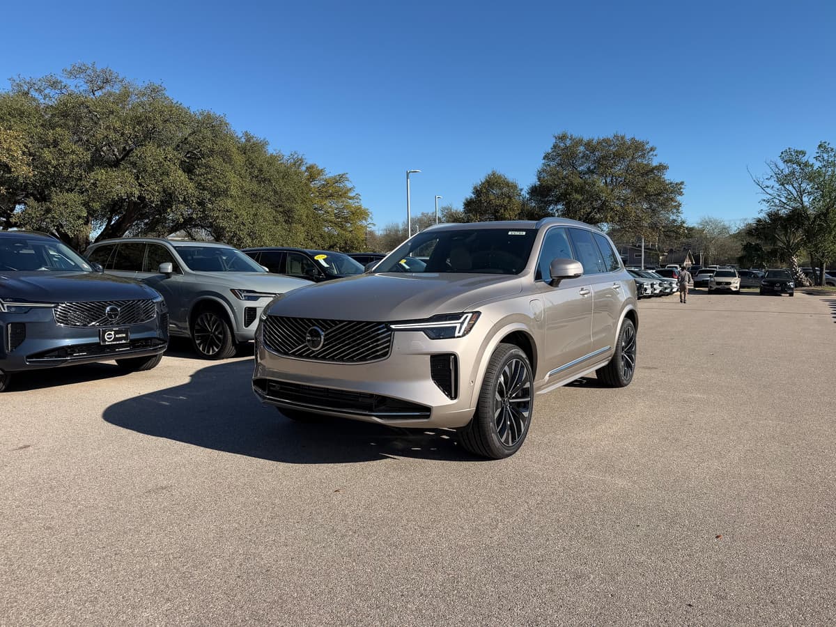 2026 Volvo XC90 plug-in hybrid - Image 2