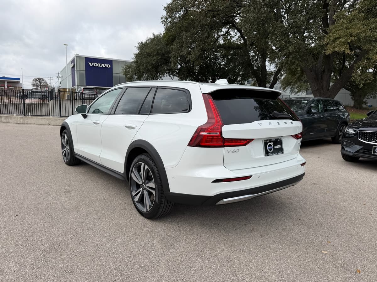 2026 Volvo V60 Cross Country - Image 4