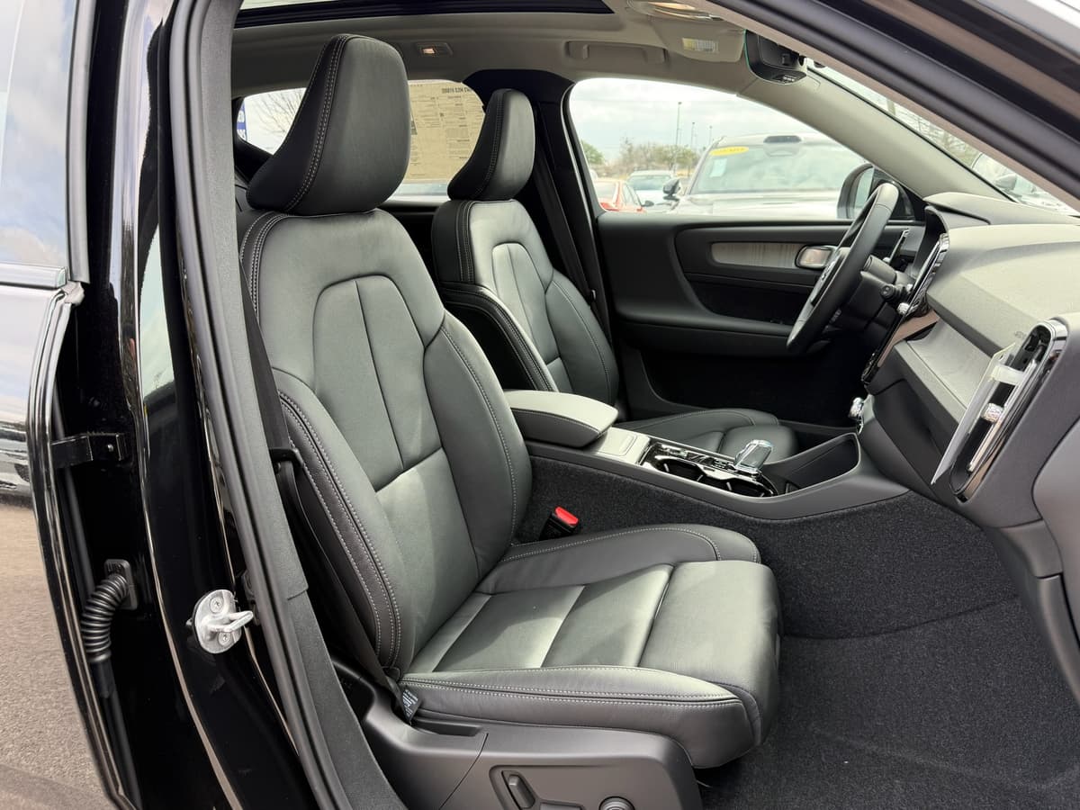 2026 Volvo XC40 - Image 8
