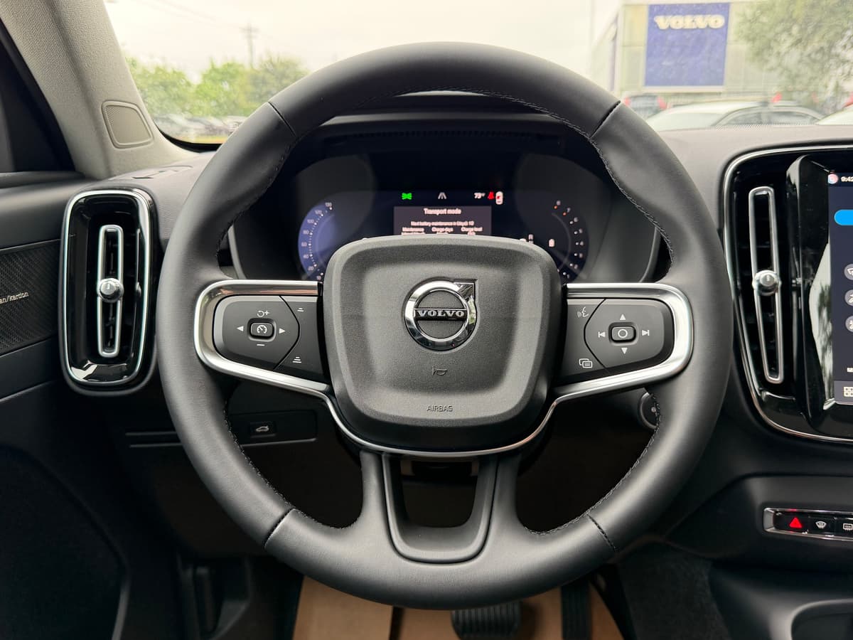 2026 Volvo XC40 - Image 13