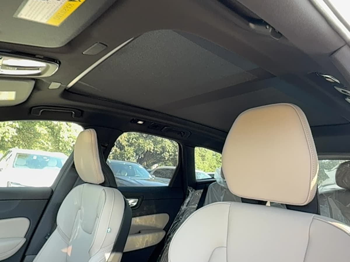 2026 Volvo XC60 - Image 12