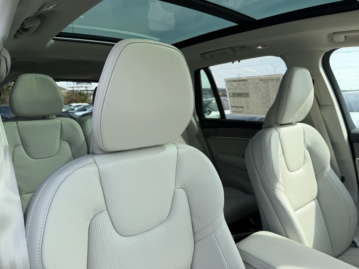 2026 Volvo XC90 plug-in hybrid - Image 9