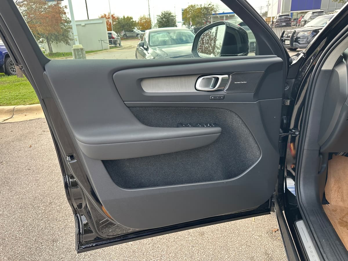 2025 Volvo XC40 - Image 16